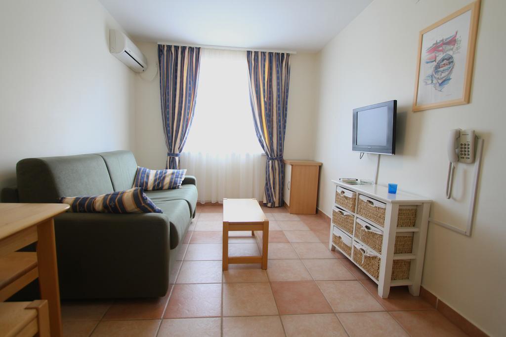 Aparthotel Castrum Novum Novigrad Istria Habitación foto